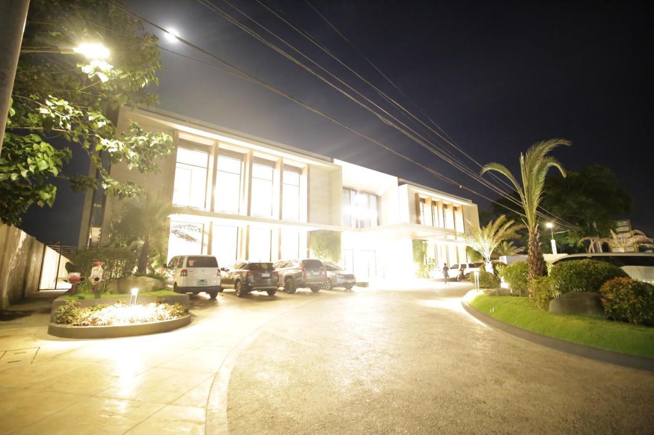 The Maximilian Hotel Cauayan City  Exterior foto