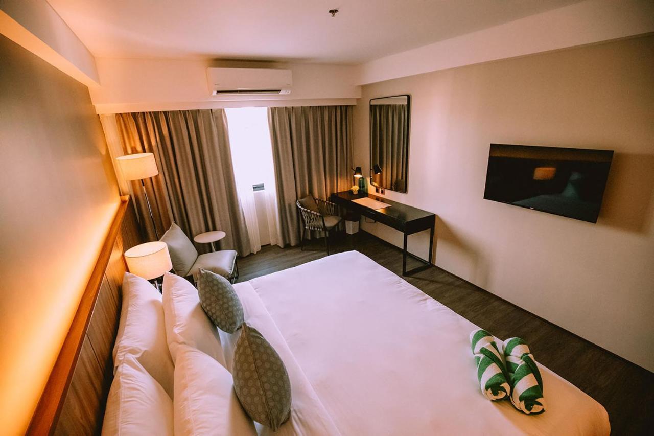 The Maximilian Hotel Cauayan City  Exterior foto